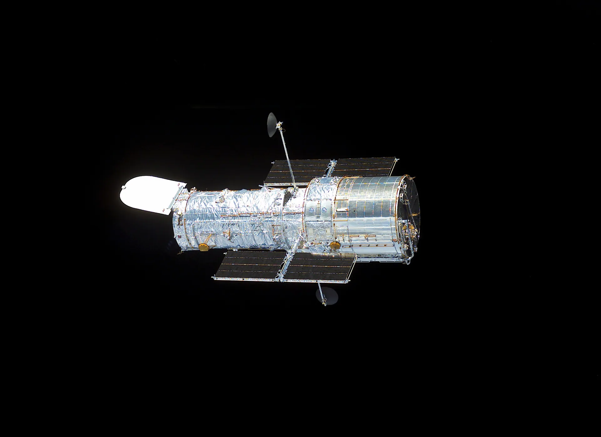 Hubble Space Telescope sporting new solar arrays during SM3B (s109e5705)
