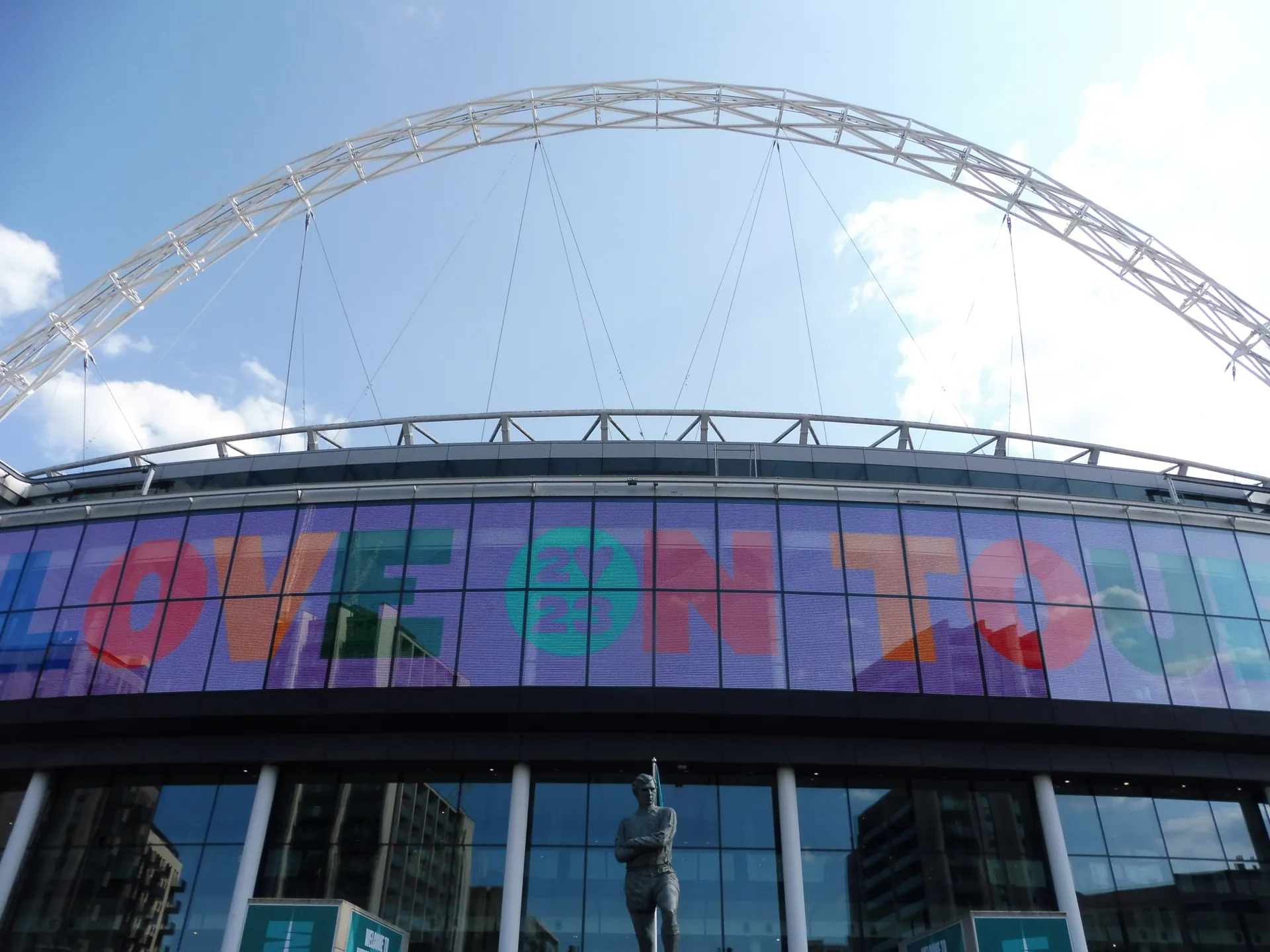 Harry Styles LoT-16623 Wembley Arch