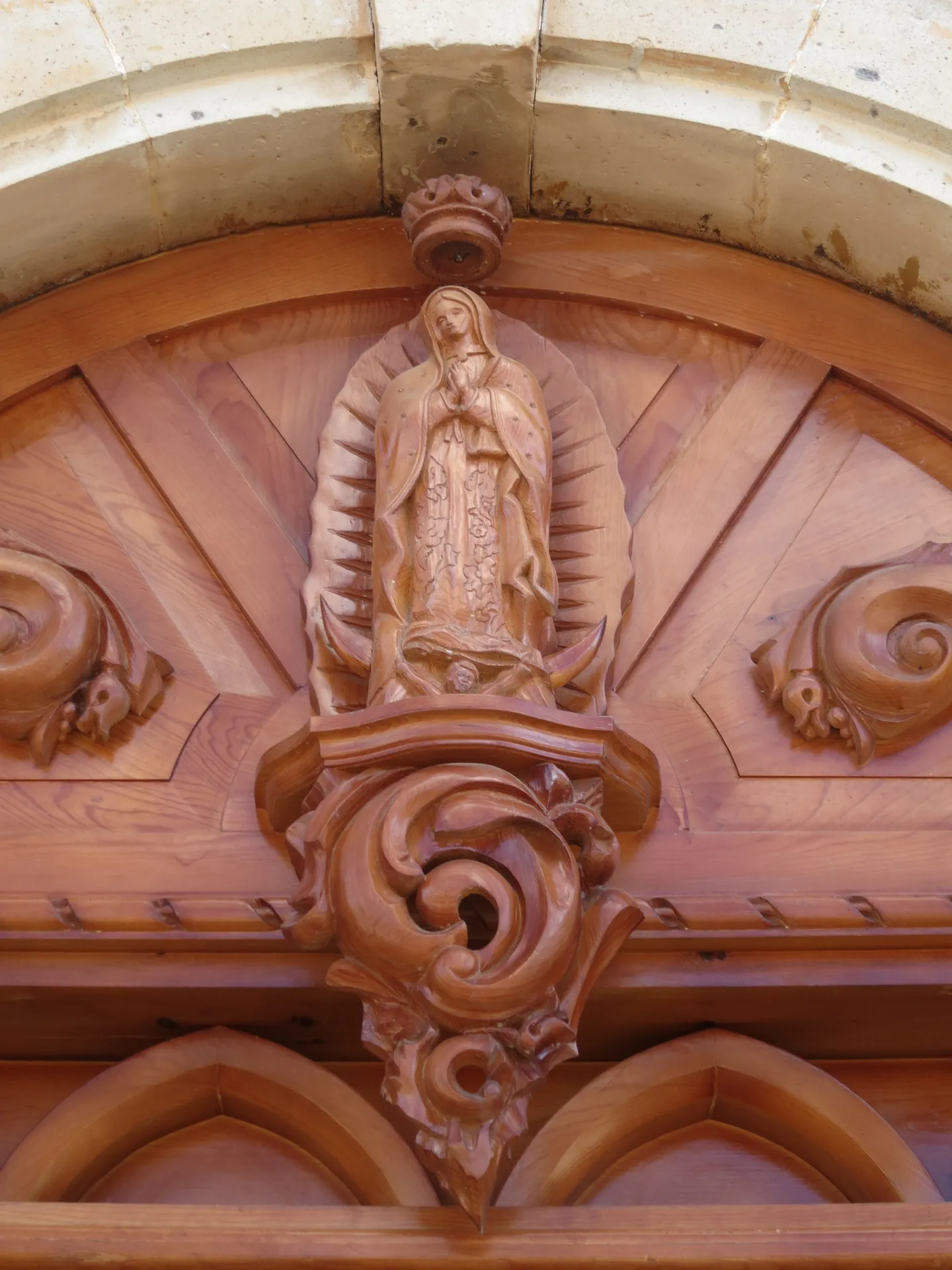 Iglesia de Virgen de Guadalupe (Francisco I. Madero, Durango) - tympanum, Our Lady of Guadalupe carving