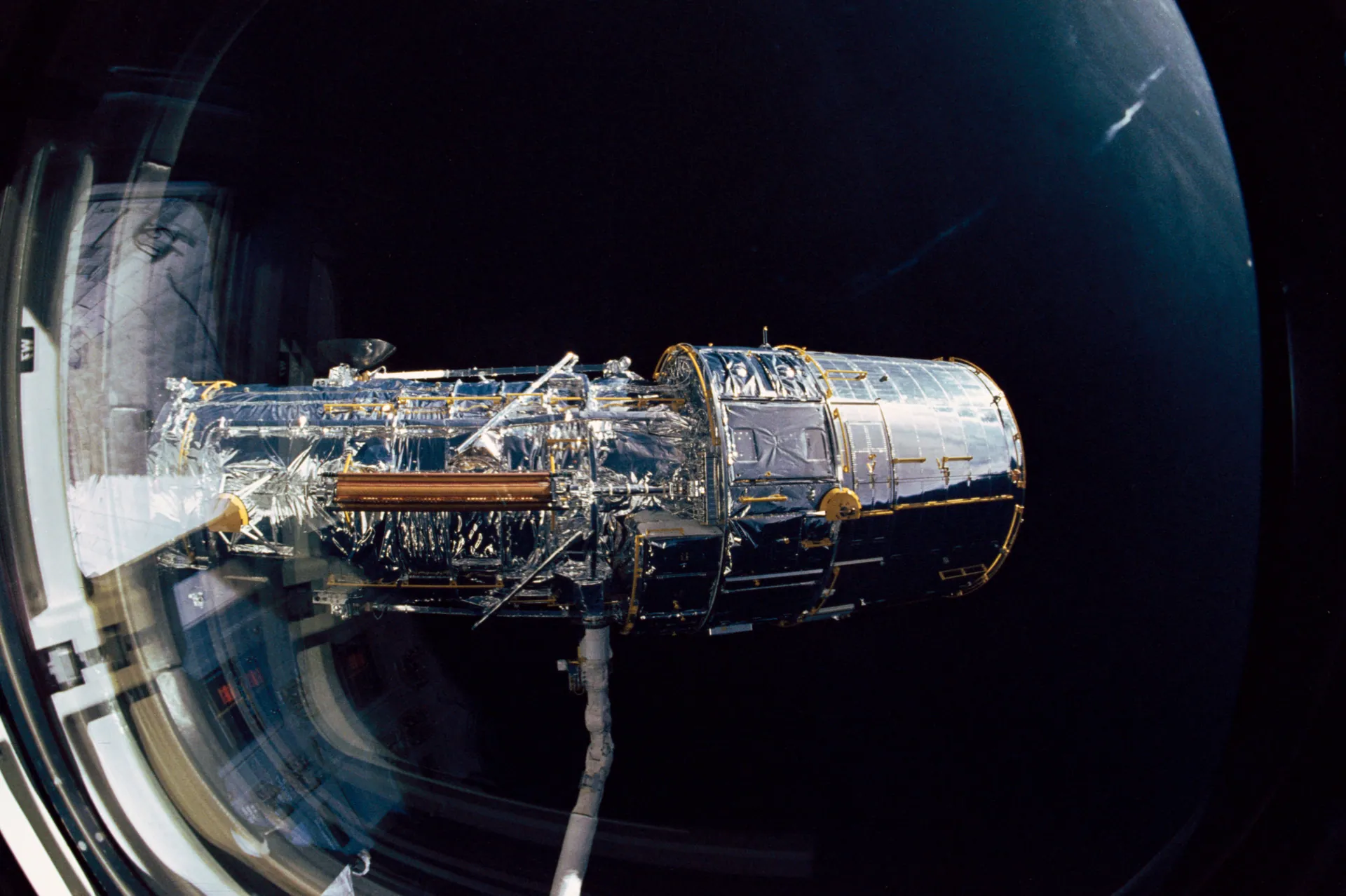 Hubble Space Telescope (HST) grappled by Discovery's RMS during STS-31 checkout