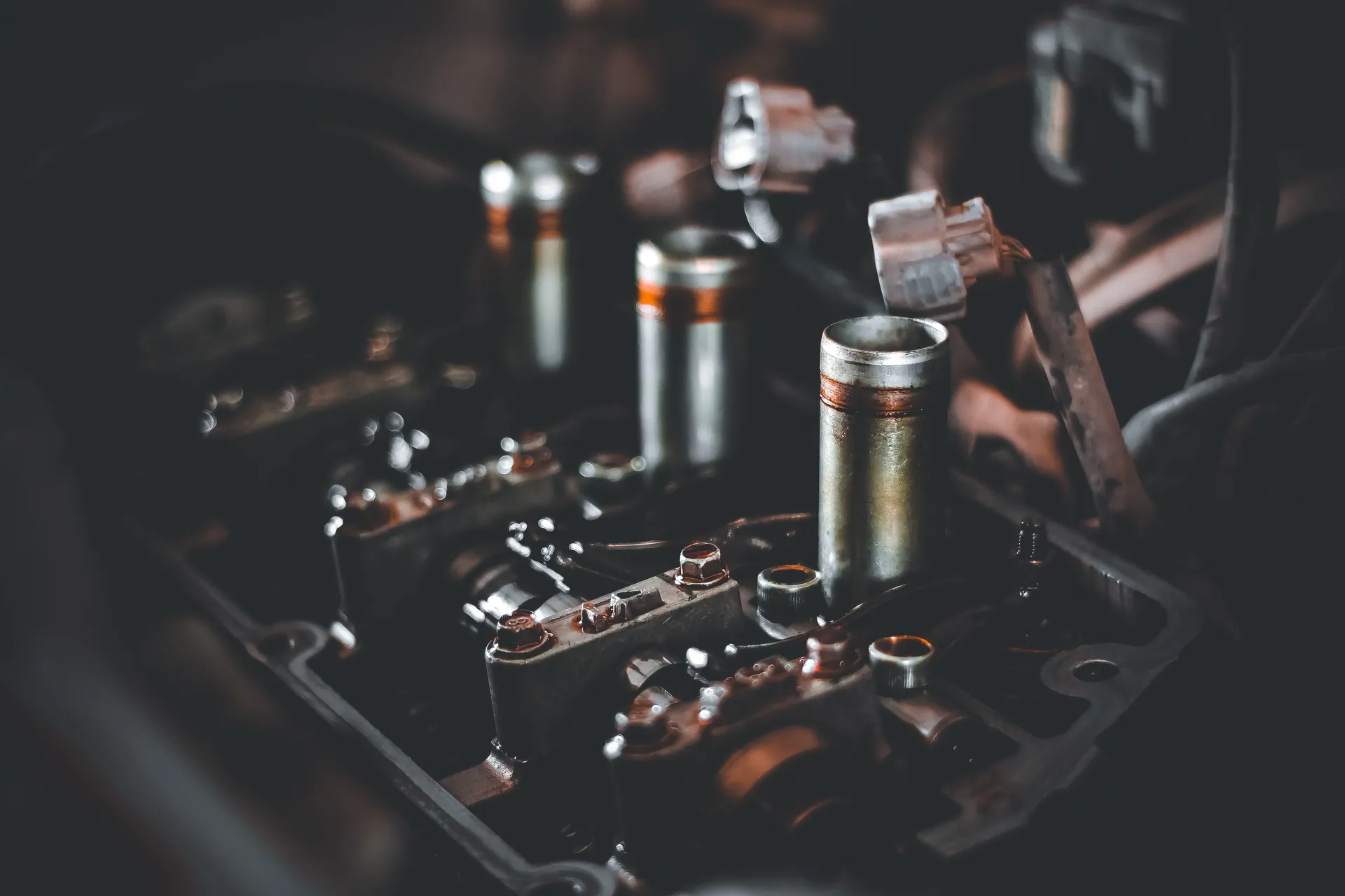 Detailed view of engine parts showcasing camshaft and cylinder head mechanics.