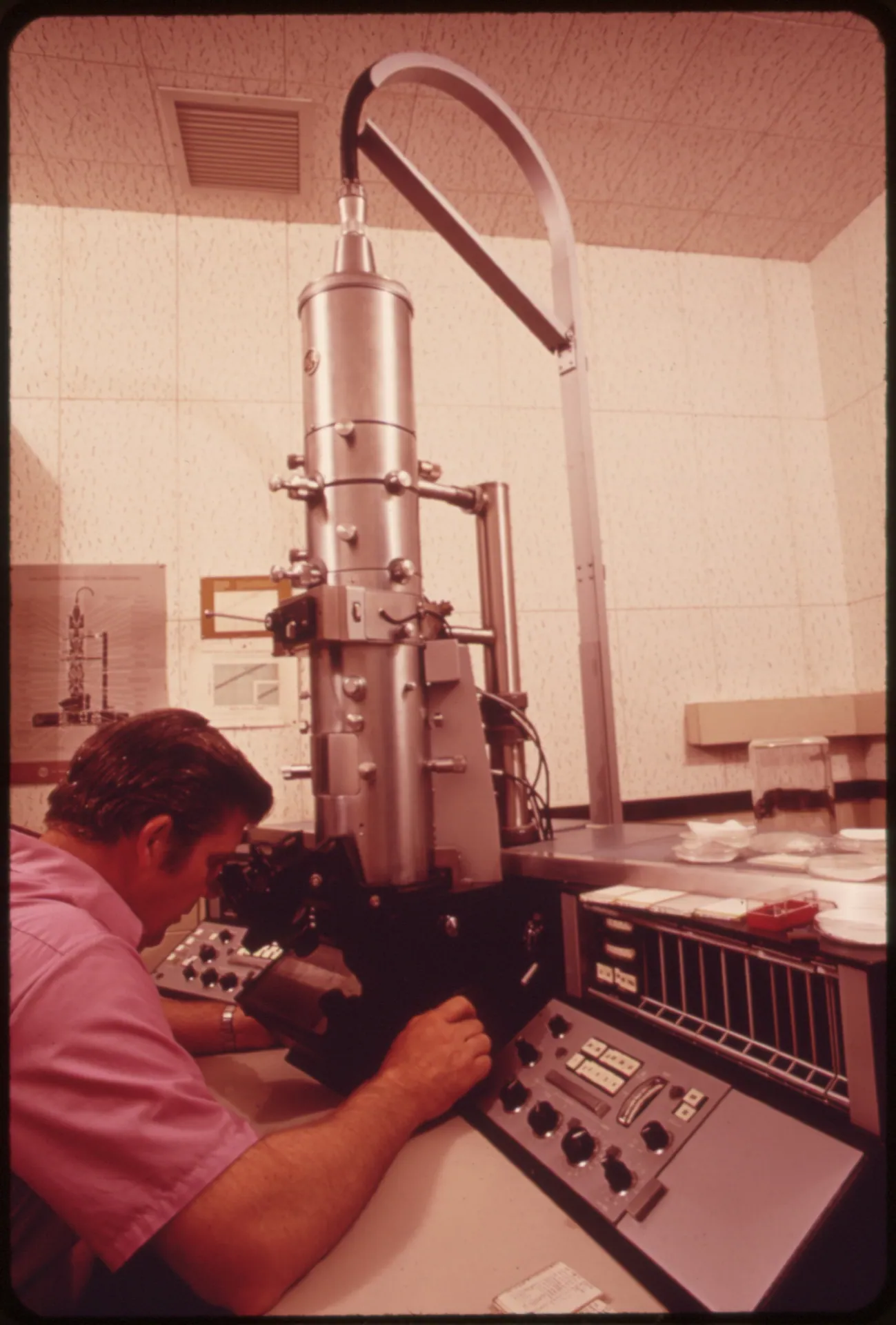 NATIONAL WATER QUALITY LABORATORY, OPERATING THE ELECTRON MICROSCOPE - NARA - 551595
