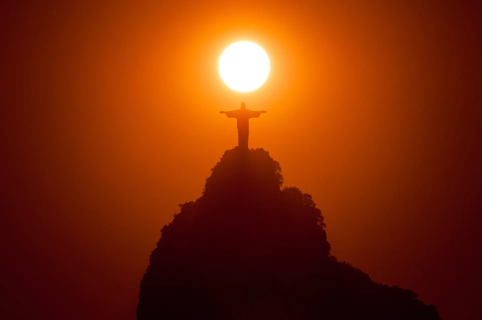 Unique Moment with the Sun and Christ the Redeemer 1