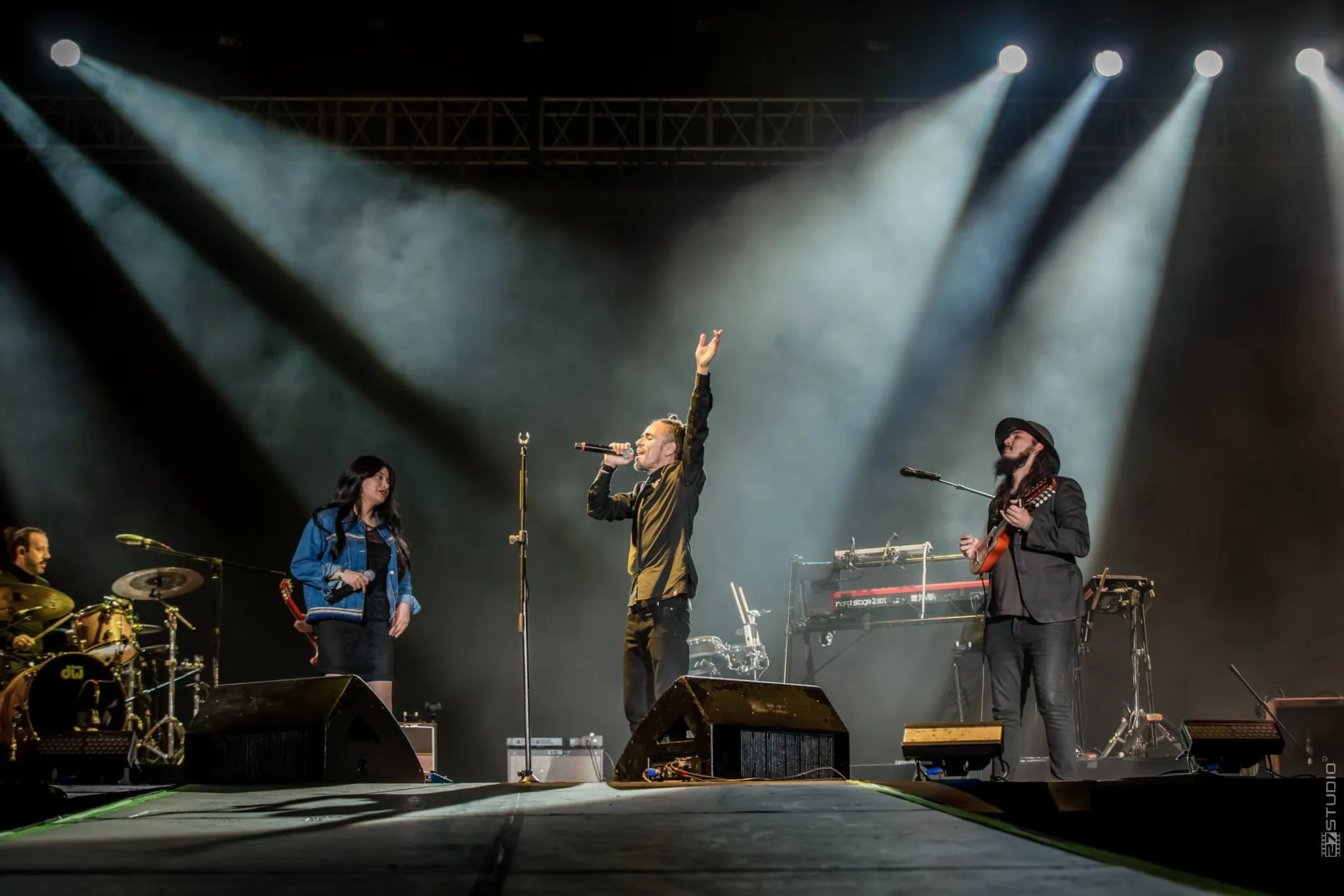 Gonzalo Calmet junto a Café Tacvba y Wendy Sulca en el Estadio Monumental (2018)