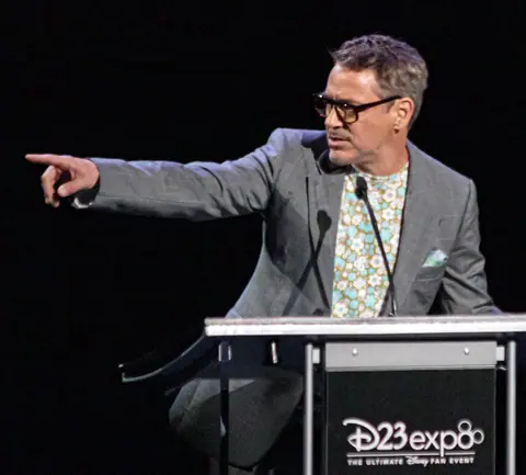 Robert Downey Jr. - 2019 Disney Legends Awards Ceremony - D23 EXPO 2019 - 51440496501 (zoomed)