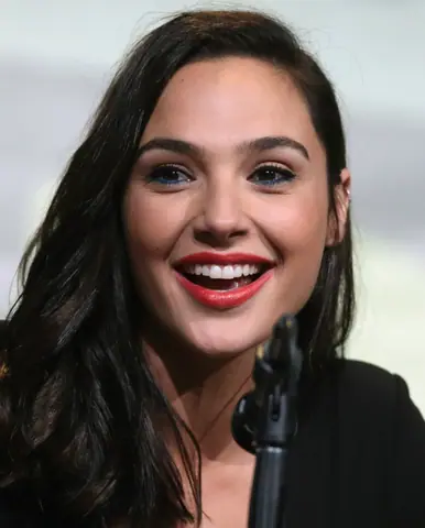 Gal Gadot (28486866642) (cropped)