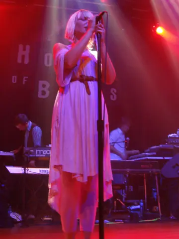 Sia in concert with Zero 7 in 2006