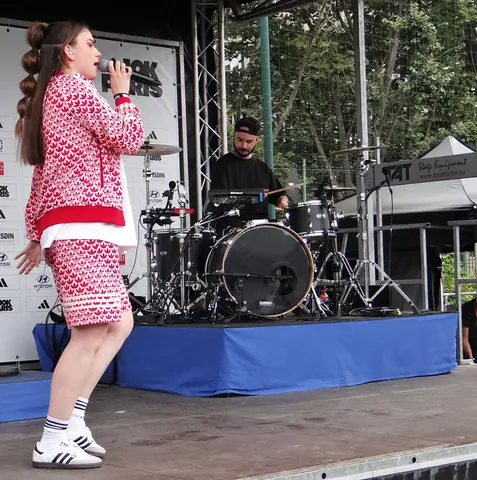 Adele Castillon concert 10km Adidas Paris 11 juin 2023 (8)