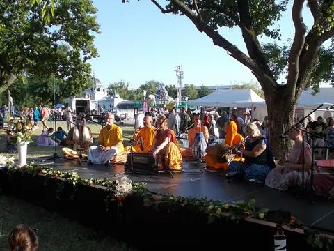 Bühne, Ratha Yatra, 2025 Stadtwäldchen