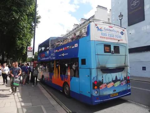 Golden Tours bus - Buckingham palace stop