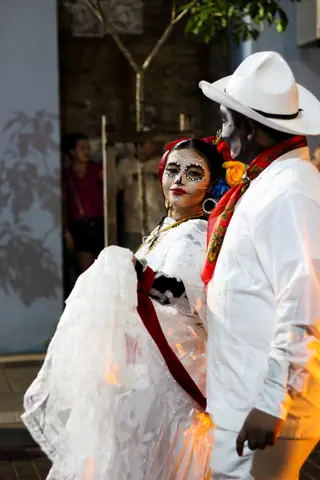 Catrín y Catrina con ropa regional yucateca en el Paseo de las Catrinas de Mérida, 2024 03