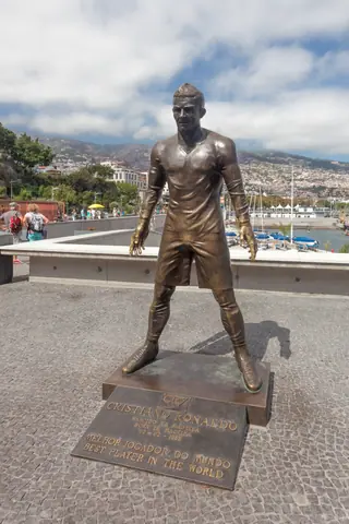 2016 Escultura de Cristiano Ronaldo perante o seu museo de Funchal. Madeira. Portugal-23