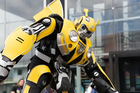 A strikingly detailed Bumblebee cosplay captured at an anime event in San José, Costa Rica.