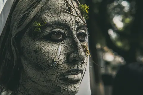 Close-up of an artistic sculpture with cracked texture and natural details in Mexico City.