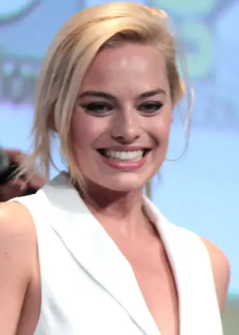 SDCC 2015 - Viola Davis, David Ayer & Margot Robbie (19522425899) (cropped)