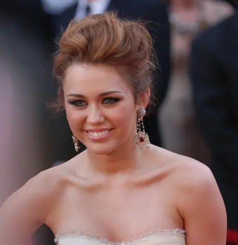 Miley Cyrus @ 2010 Academy Awards (cropped)