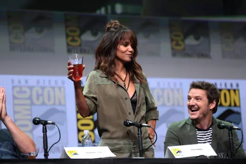 Halle Berry & Pedro Pascal