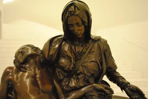 Miguel Ángel Buonarroti's Pietà bronze replica at Museo Soumaya 03