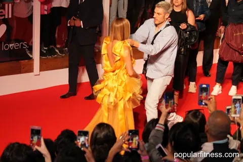 Jennifer Lopez - Assistant Helping
