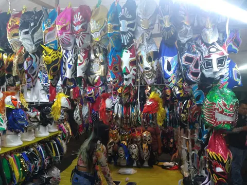 Venta de productos fuera de la Arena México 03