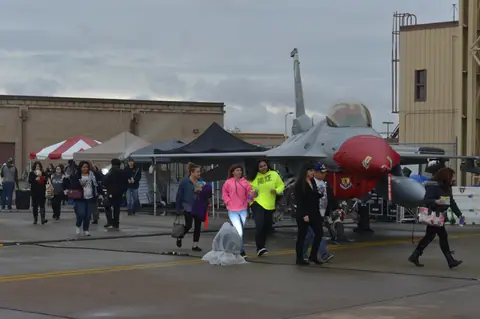 Luke AFB hosts VH1 Concert 150130-F-BI157-012