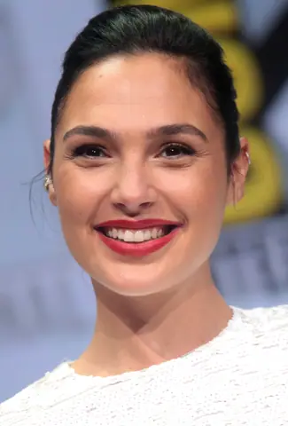 Gal Gadot (36206490065) (cropped)