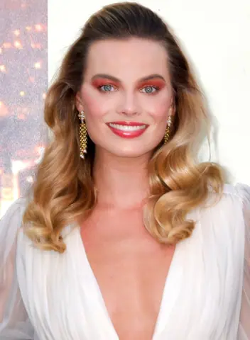 Margot Robbie 2019 by Glenn Francis (cropped)