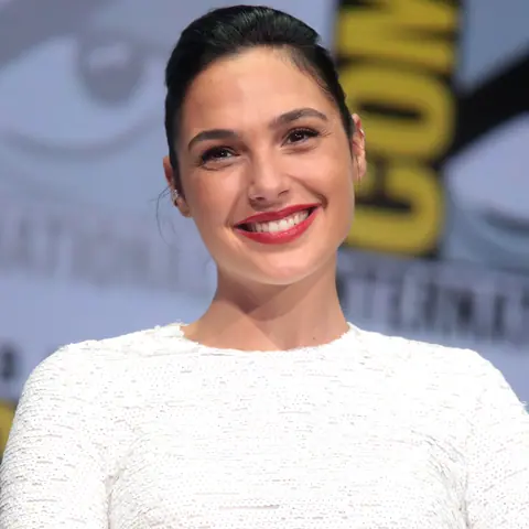 Gal Gadot (36165097896) (cropped)