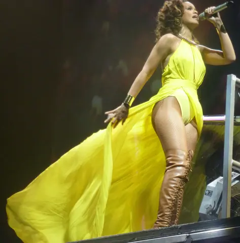 Rihanna - Live in Paris (4)
