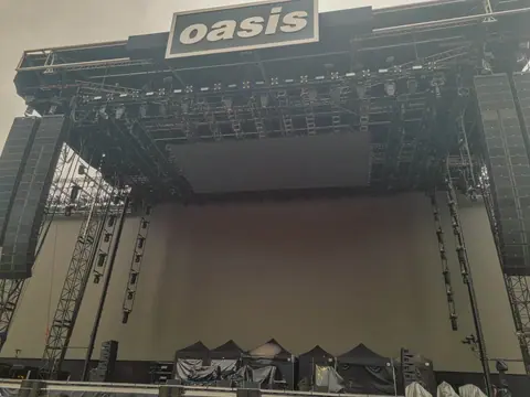 Momentos antes do show do Oasis, Estádio MorumBIS, Morumbi, São Paulo, 23 de novembro de 2025 (3)