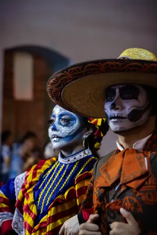Catrín y Catrina con ropa regional mexicana en el Paseo de las Catrinas de Mérida, 2024 02