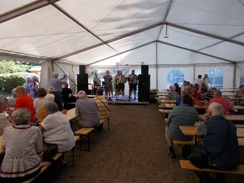 Bierzelt, Szomorer Jungs, 2023 Istenhegy