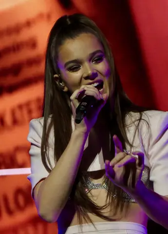 Hailee Steinfeld 1 (42104424475) (cropped)