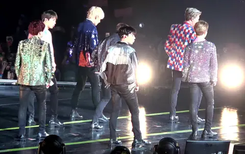 BTS performing "DNA" during Love Yourself tour in Los Angeles, 8 September 2018 03