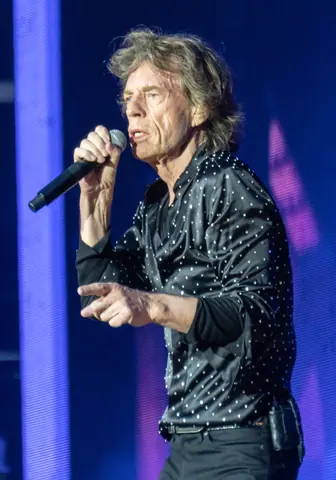 Mick Jagger sings during London Rolling Stones concert - 22 May 2018 (42291976032) (cropped)