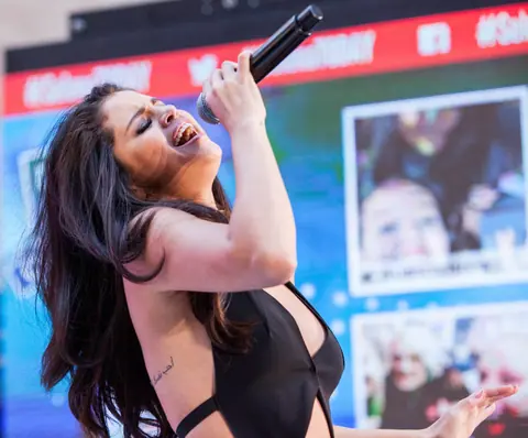 Selena Gomez TODAY Show Live 2015 (50145476086) (cropped)