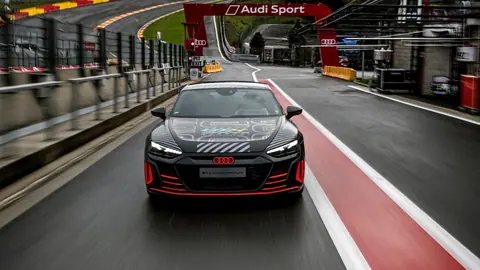 Audi e-tron GT Charging Through the Pit Lane in 4K - backiee