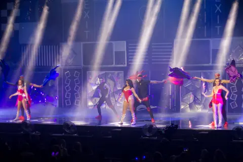 2016 - Little Mix "Get Weird" (Leeds) Little Mix