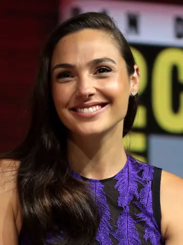 Gal Gadot at the 2018 Comic-Con International 13 (cropped)