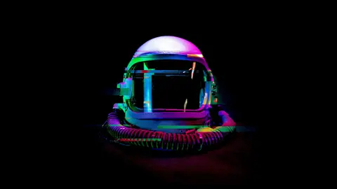 astronaut-helmet-7680x4320-21334