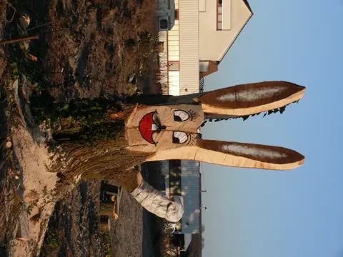 Bad Rappenau - Bonfeld - Osterhase aus Baumstamm herausgesägt