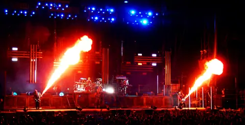 Rammstein et ses guitares lance-flammes le 13 juillet 2017 à Nîmes