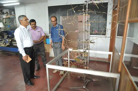 Swapan Kumar Roy With Subhabrata Chaudhuri And Nataraj Dasgupta Watching DNA Double Helix Model - CRTL Workshop - NCSM - Kolkata 2016-08-22 6052