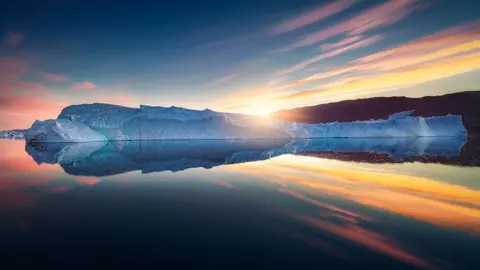 Stunning Iceberg Reflections - backiee