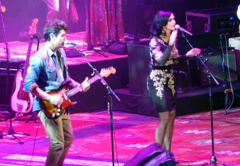 John Mayer and Katy Perry singing Who You Love at the Barclays Center 01