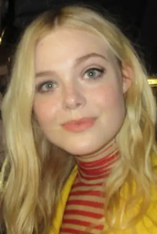 Elle Fanning (44523410355) (cropped)