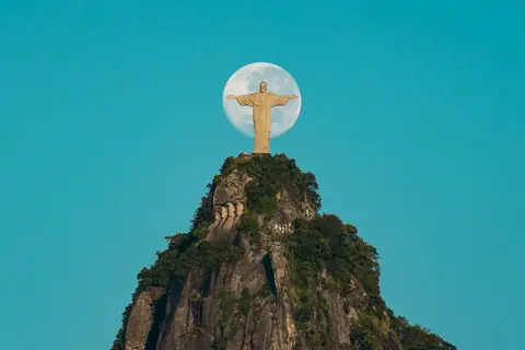 Unique Moment with the Moon and Christ the Redeemer 3
