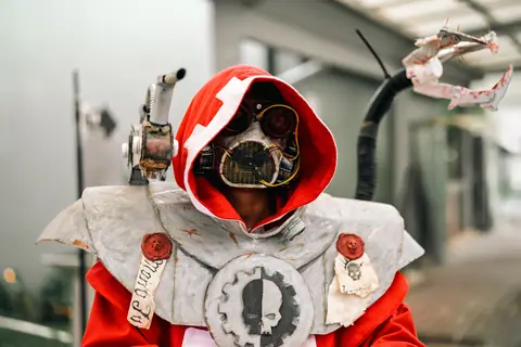 Intricate robot cosplay captured at an anime convention in Costa Rica, showcasing futuristic design.
