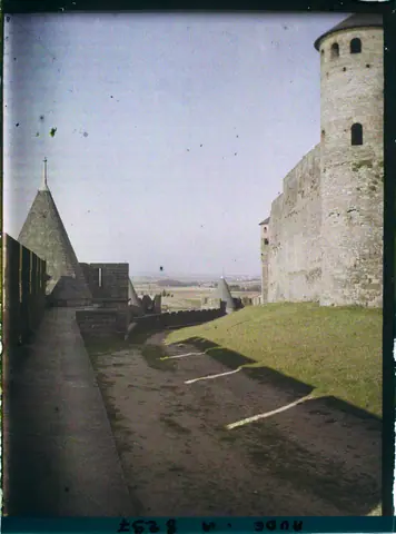Dans les lices basses, les tours de la porte rouge, de la Charpentière et du moulin d'Avar - A8297