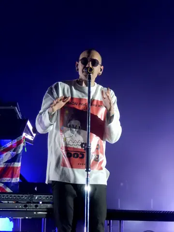 Chester Bennington at Linkin Park, Brixton Academy 2017 (D. de Fawkes) - Flickr